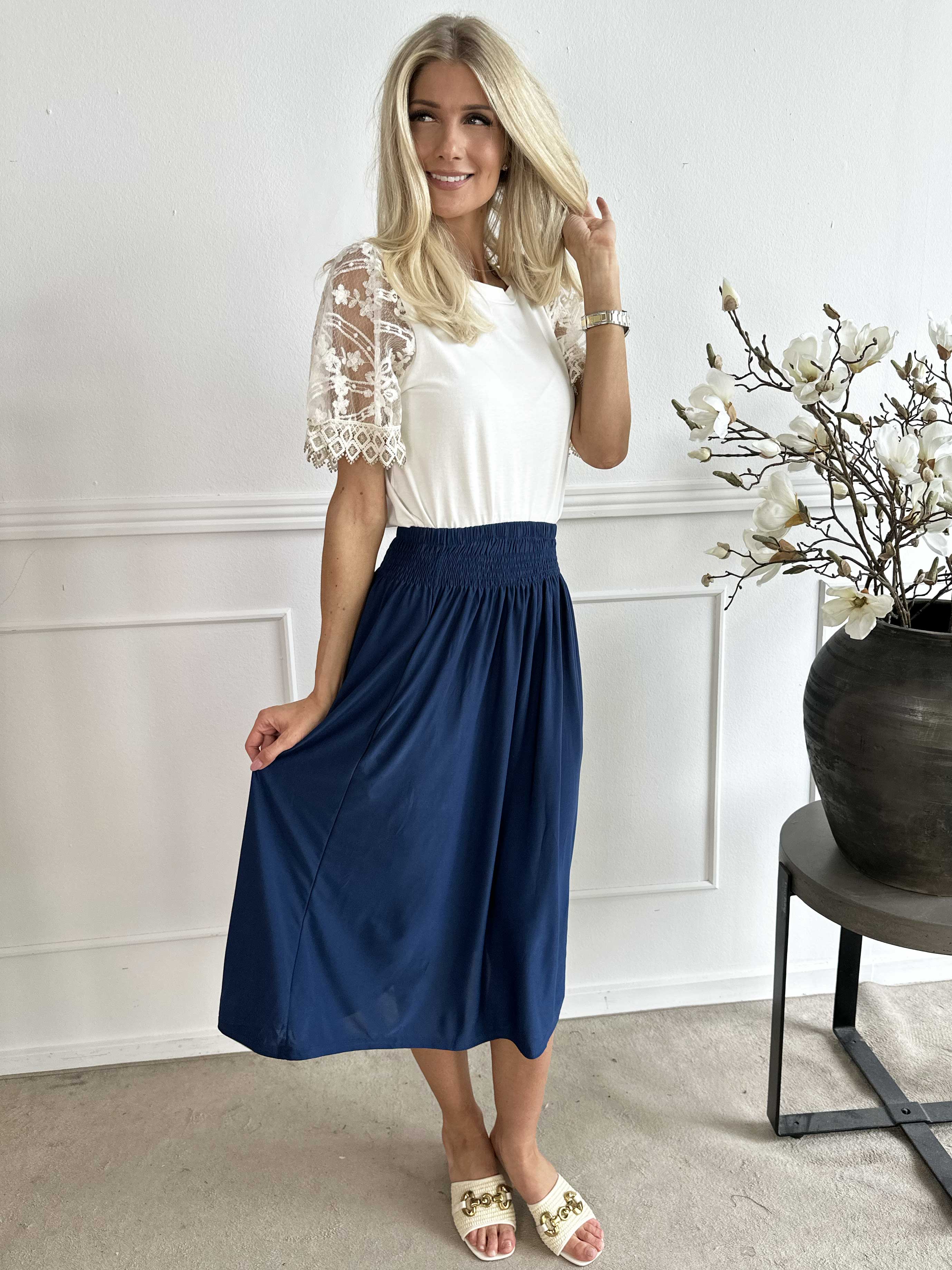 Pams Plain Midi Skirt - Nederdel i stretchy stof med lommer
